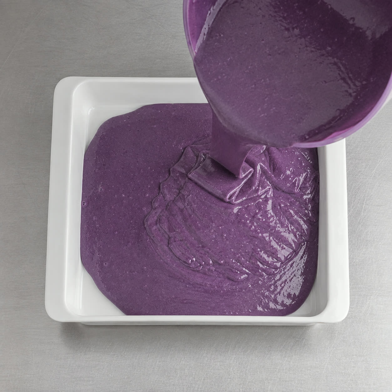 Lila Ube-Kuchenteig in die Backform gegossen, bereit für den Ofen | Ube Nolia