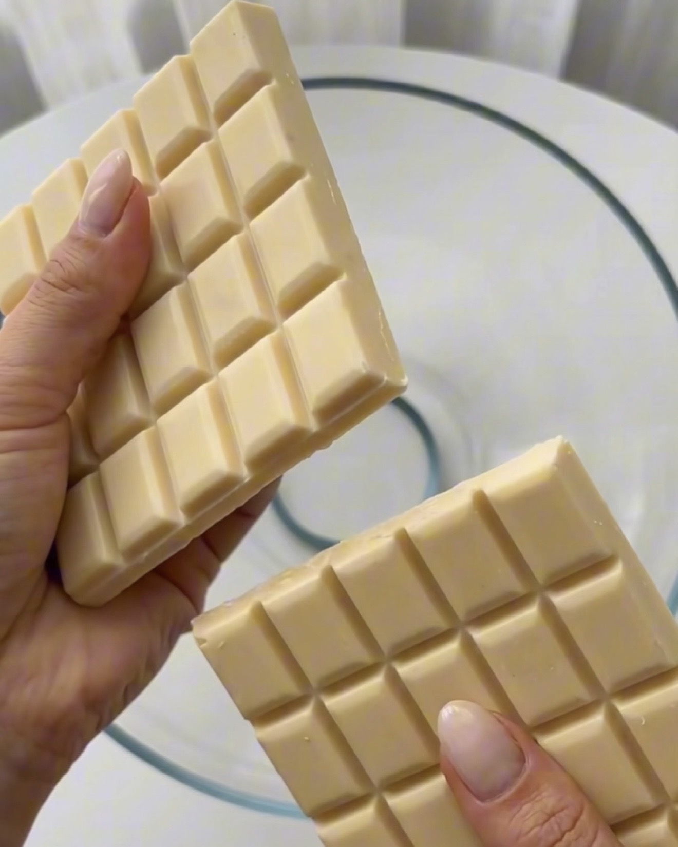 Weiße Schokolade in einer Schüssel für Ube Nolia ube pistachio quinoa bites schmelzen