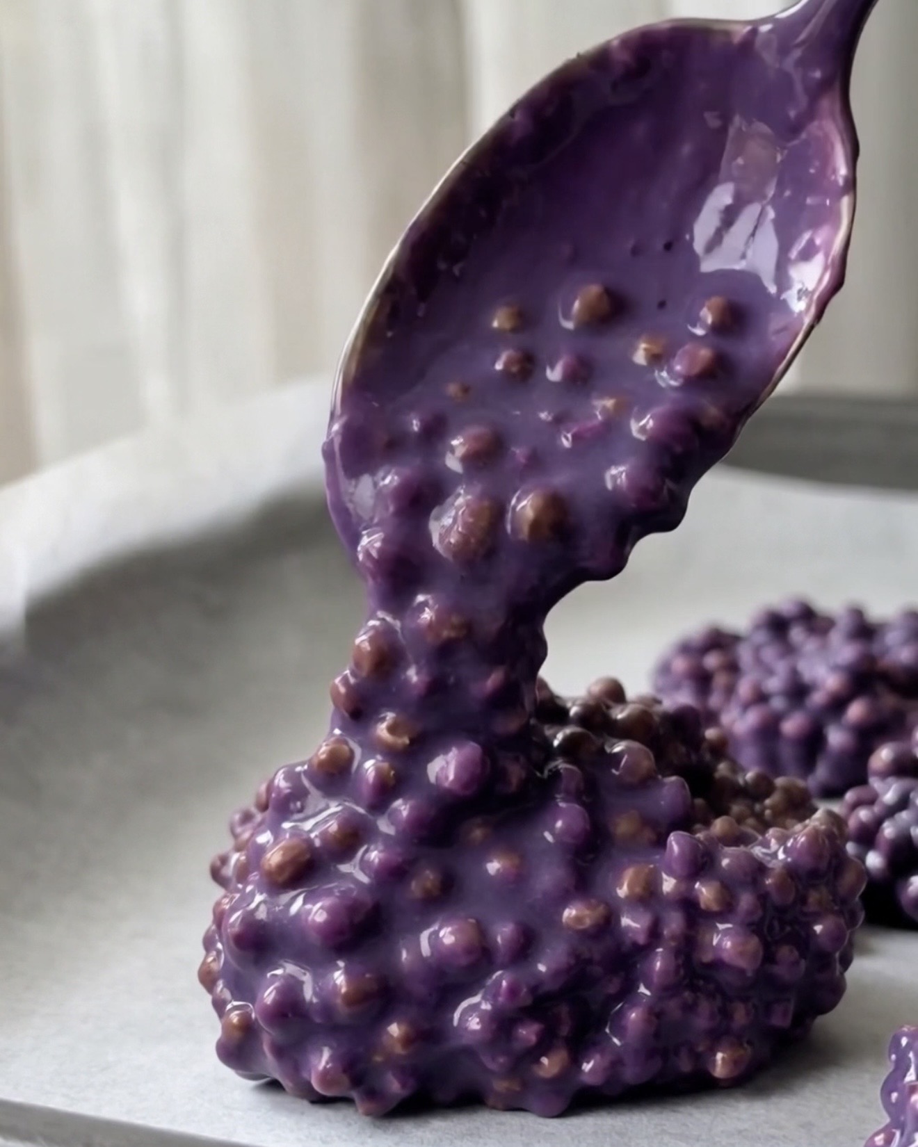 Ube-Quinoa-Mischung auf Backpapier zu Scheiben löffeln für Ube Nolia Pistazien-Quinoa-Bites