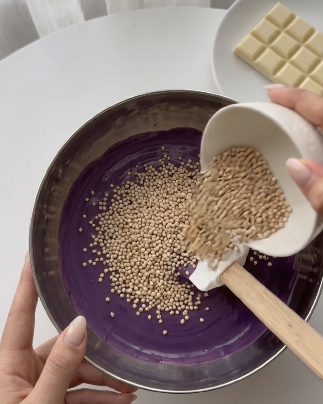 Gepufften Quinoa in Ube-Weißer-Schokolade für Ube Nolia Quinoa-Bites unterheben
