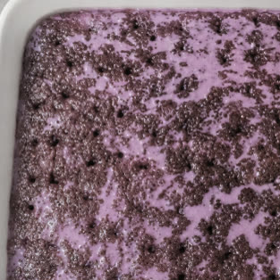 Gebackener Ube-Biskuit getränkt mit der violetten Ube-Milchmischung | Ube Nolia