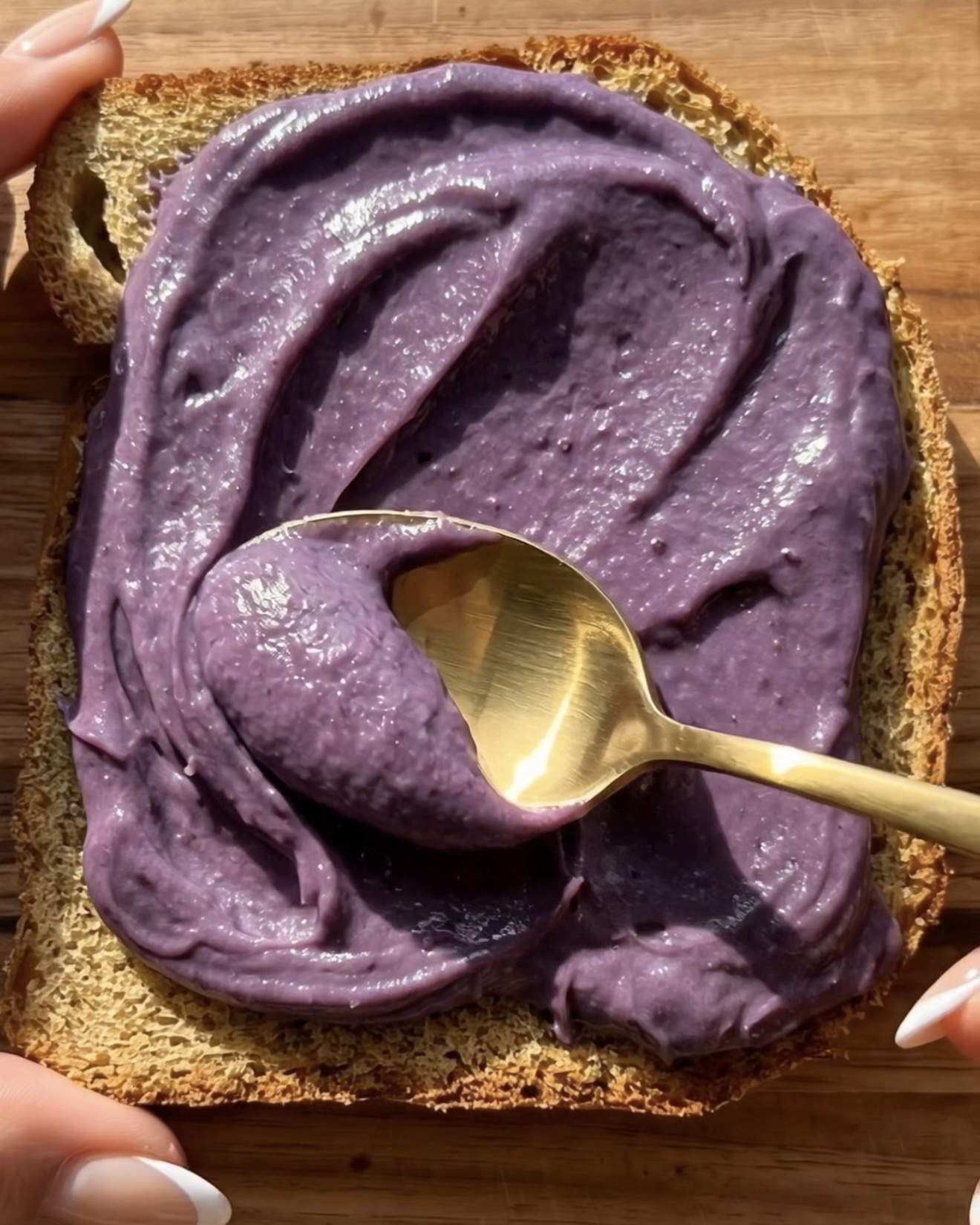 Das beste Ube Mango Toast Rezept – Eine großzügige Schicht lila Ube (lila Yamswurzel) Halaya auf einer Scheibe gerösteten Sauerteigs verstreichen | Ube Nolia