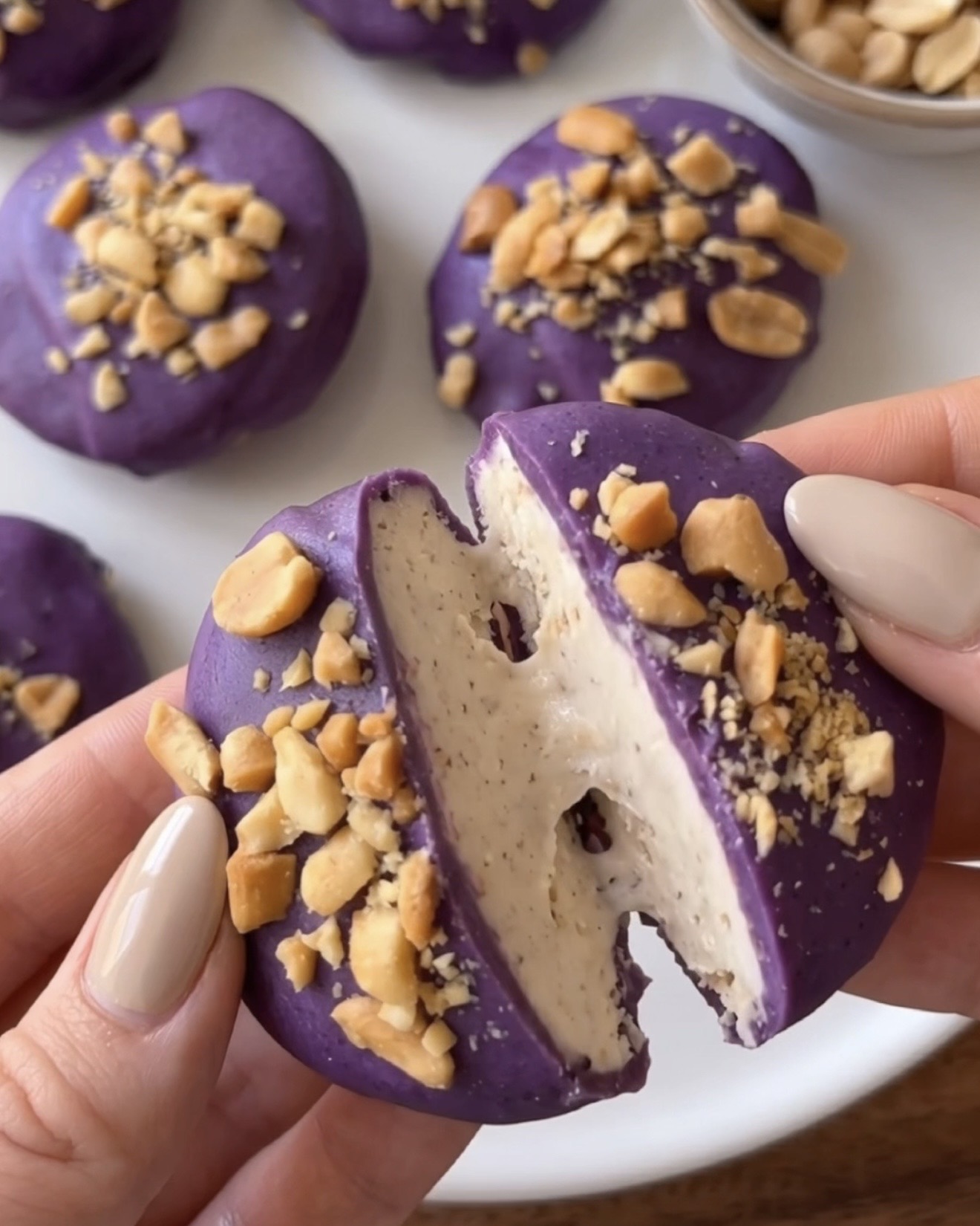 Ube Frozen Yogurt Peanut Bites: Gesunder Protein-Snack