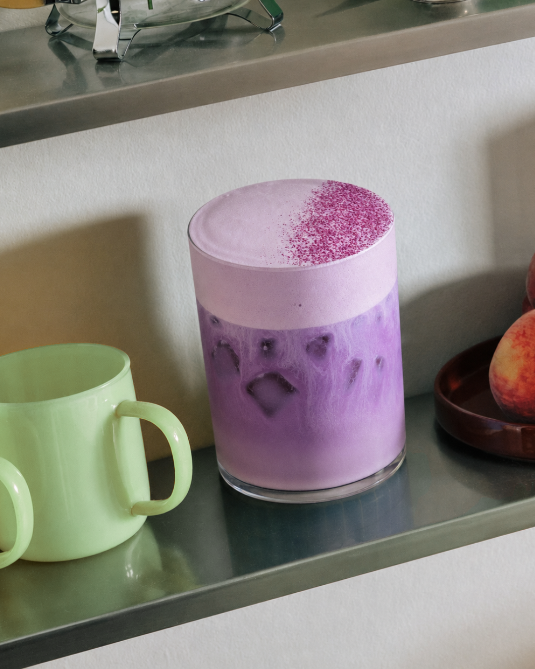 Rosa-violettes Ube-Pulver für einen Ube-Latte am Morgen von Ube Nolia
