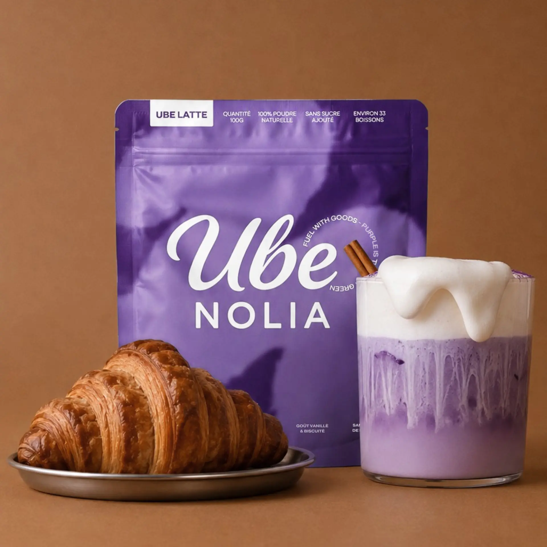 Ube Nolia Ube Pulver und ein cremiger Ube Latte