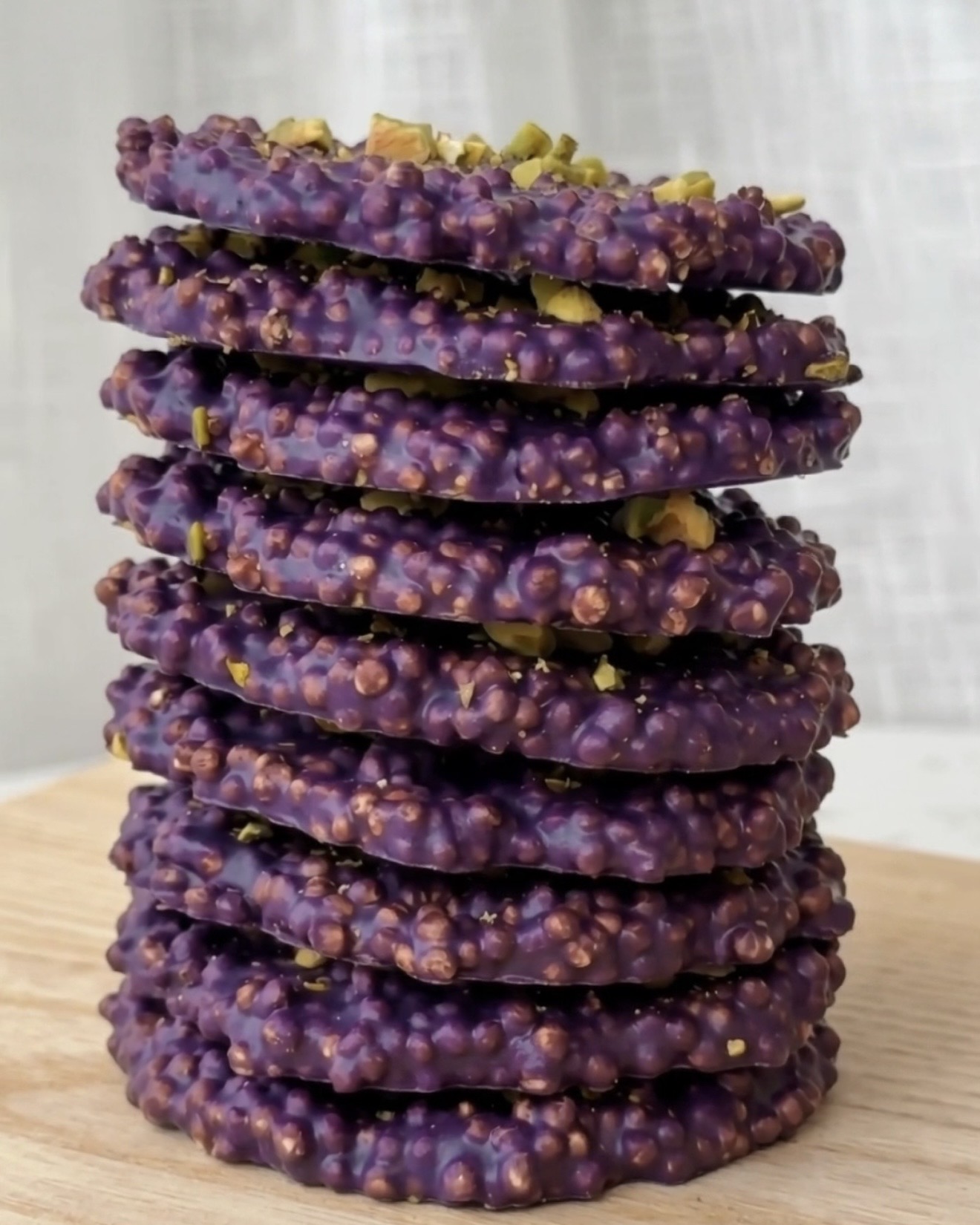 Ube Pistazien Quinoa Bites: Gesunder, ungebackener violetter Snack