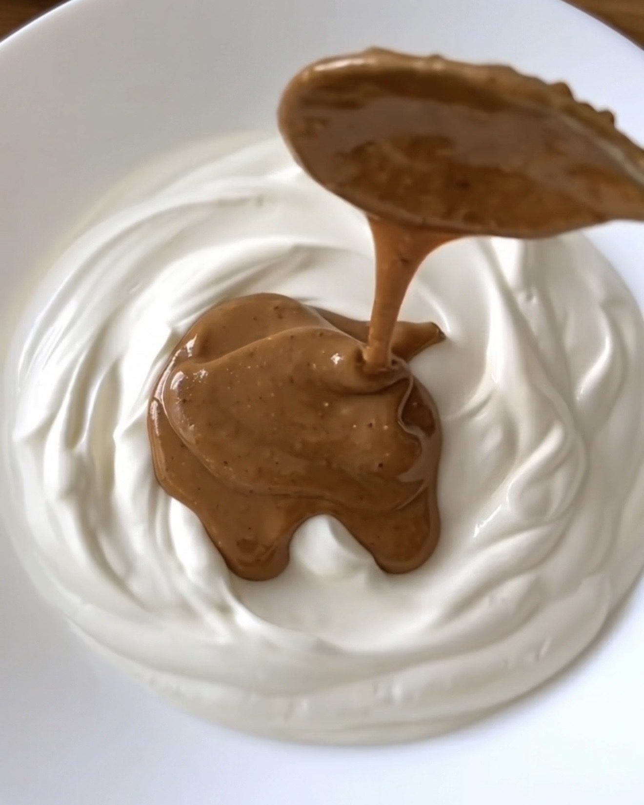 Erdnussbutter in cremigen griechischen Joghurt geträufelt für Ube Nolia gefrorene Ube-Joghurt-Häppchen