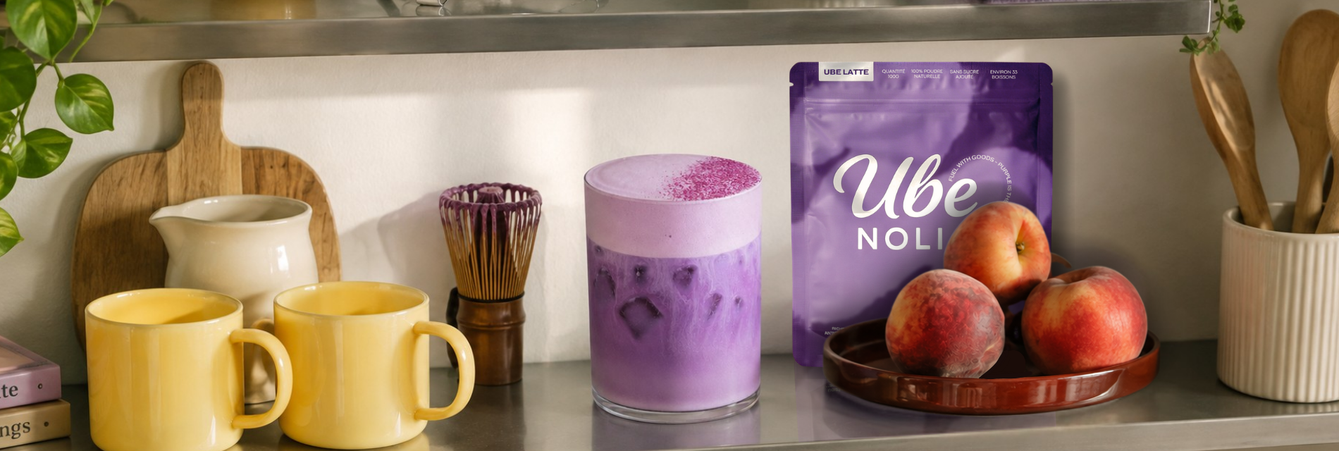 Ube Nolia ube latte avec sachet de poudre d'ube en cuisine