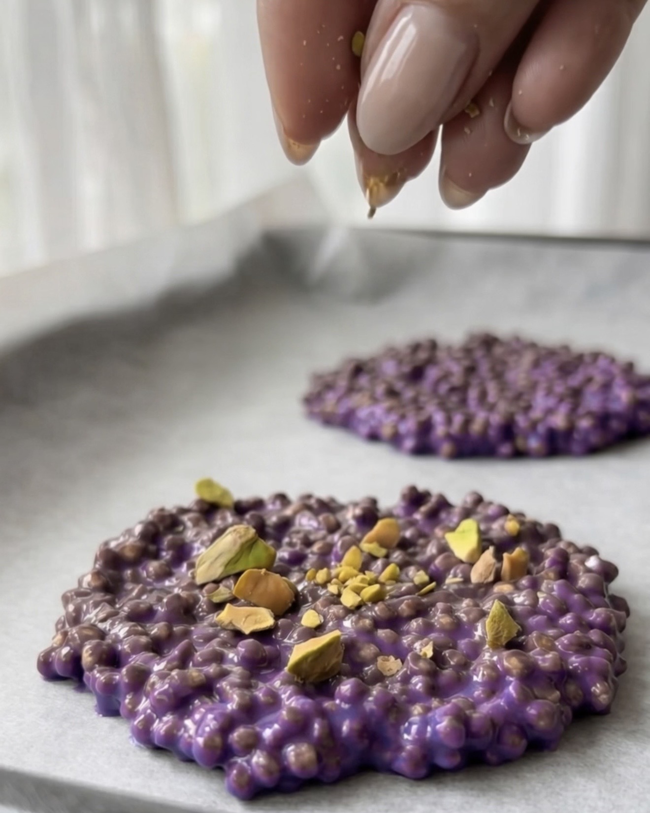 Zerstoßene Pistazien auf lila Ube-Quinoa-Bites von Ube Nolia