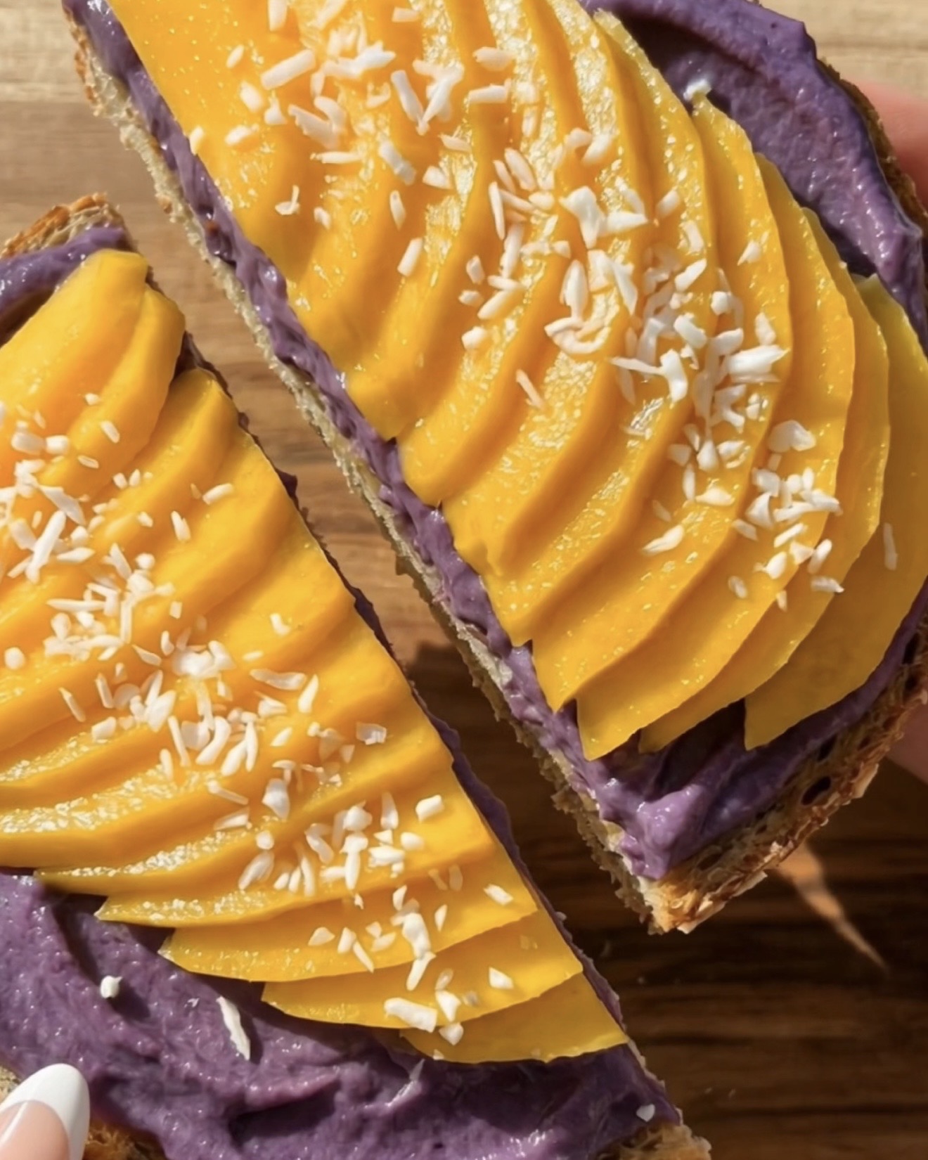 Das beste Ube Mango Toast Rezept – Zwei Ube Mango Toasts nebeneinander: Sauerteig mit lila Ube Halaya, gefächerte gelbe Mango | Ube Nolia