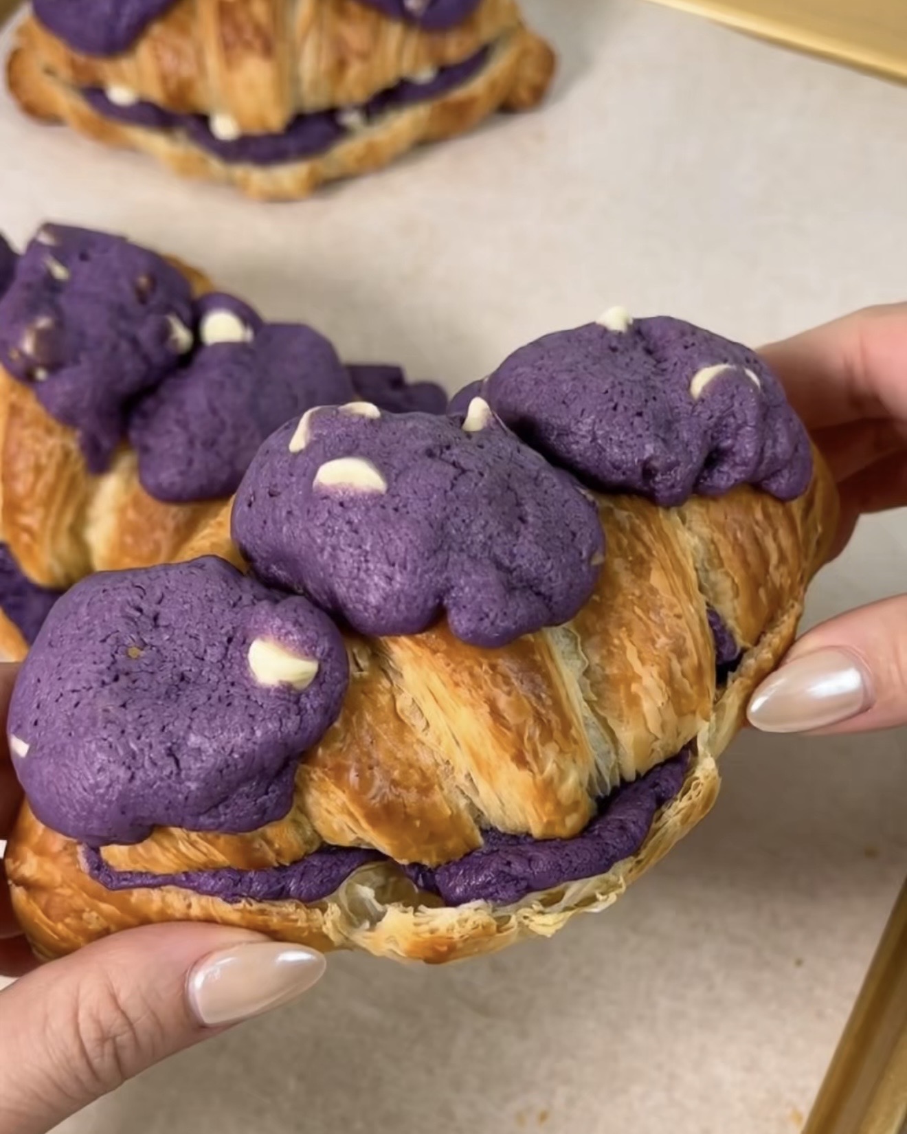 Ube Crookie: Virales Croissant mit Ube Cookie-Teig gefüllt