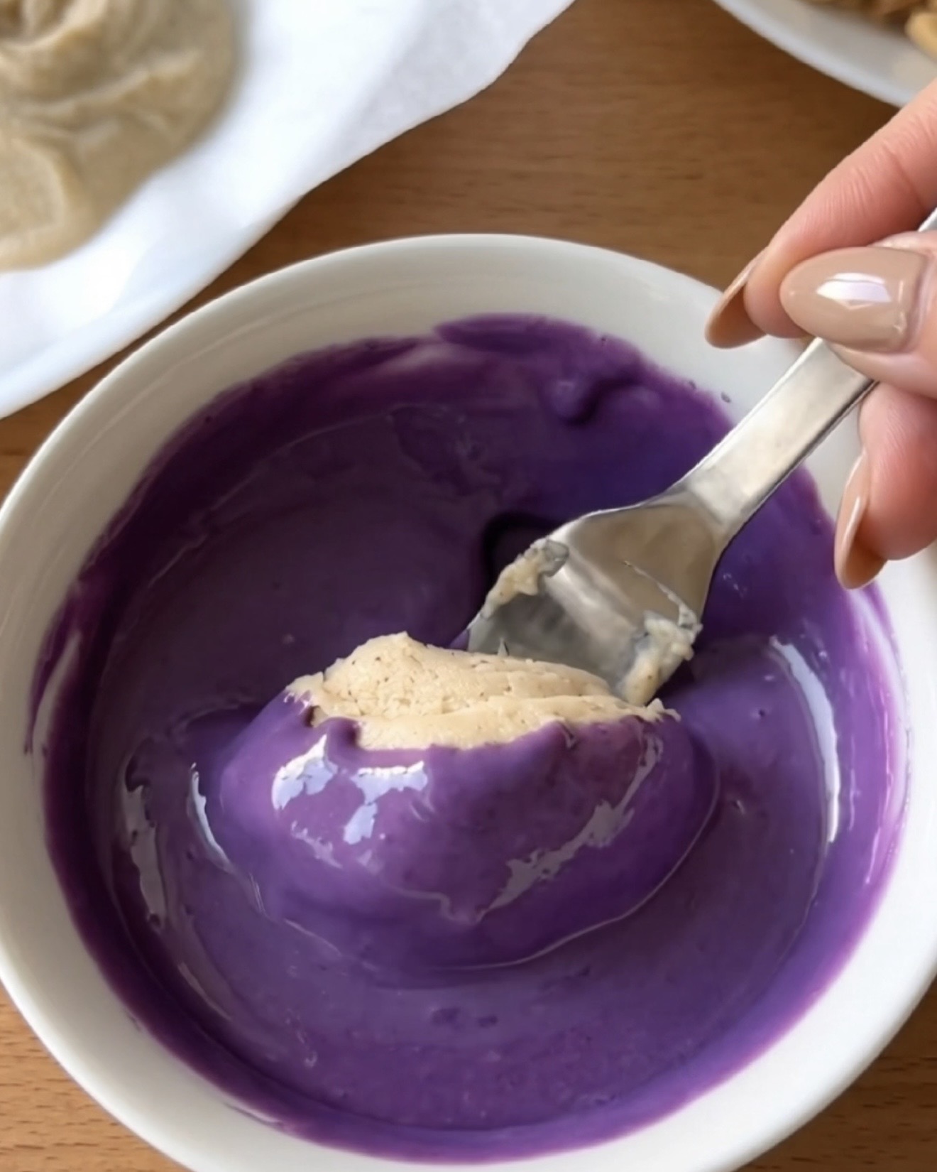 Geschmolzene Ube-Weiße-Schokoladenüberzug mit echtem Ube-Pulver für Ube Nolia gefrorene Joghurt-Häppchen