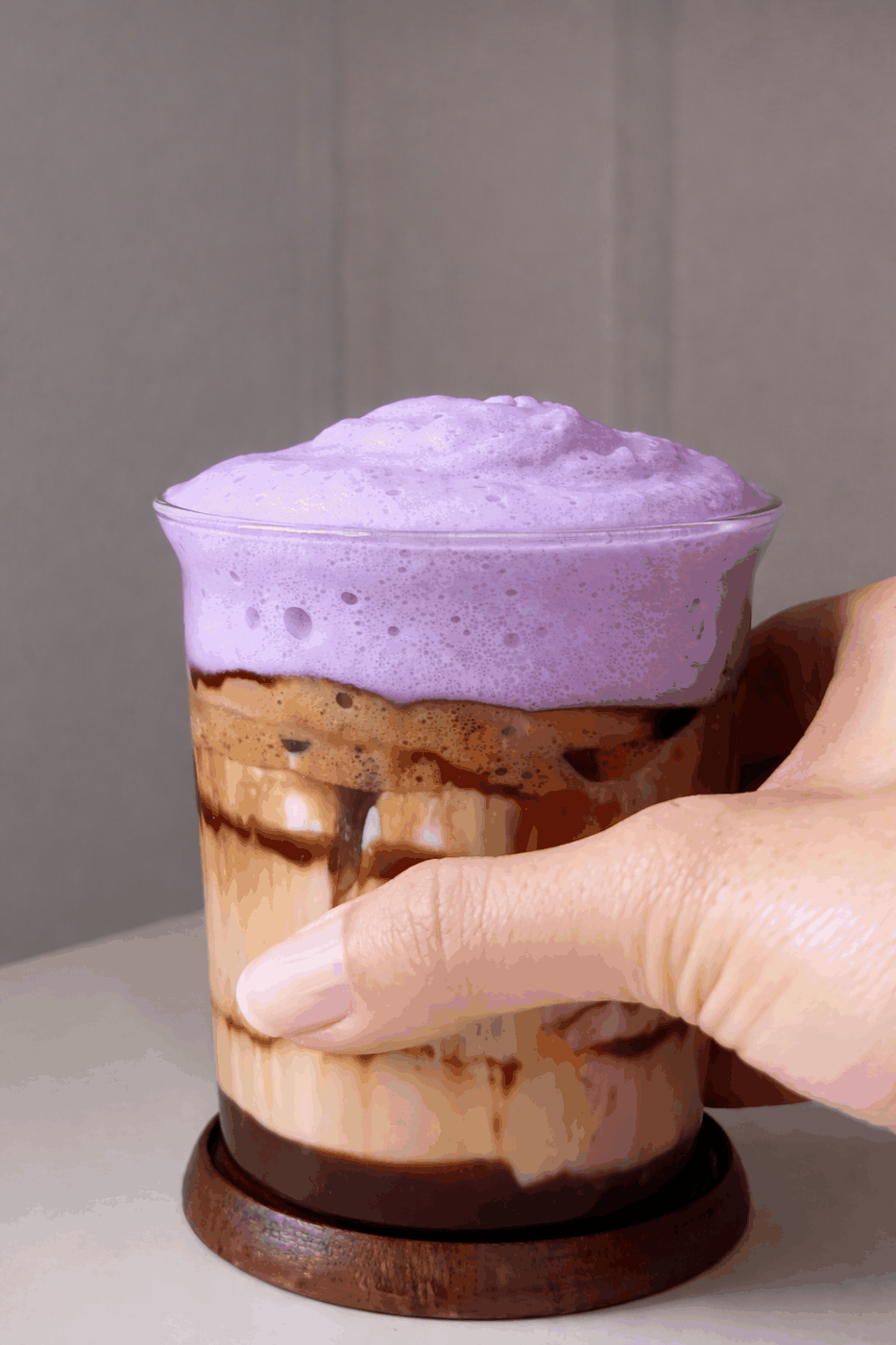 Eis Ube und Zartbitterschokoladen-Latte