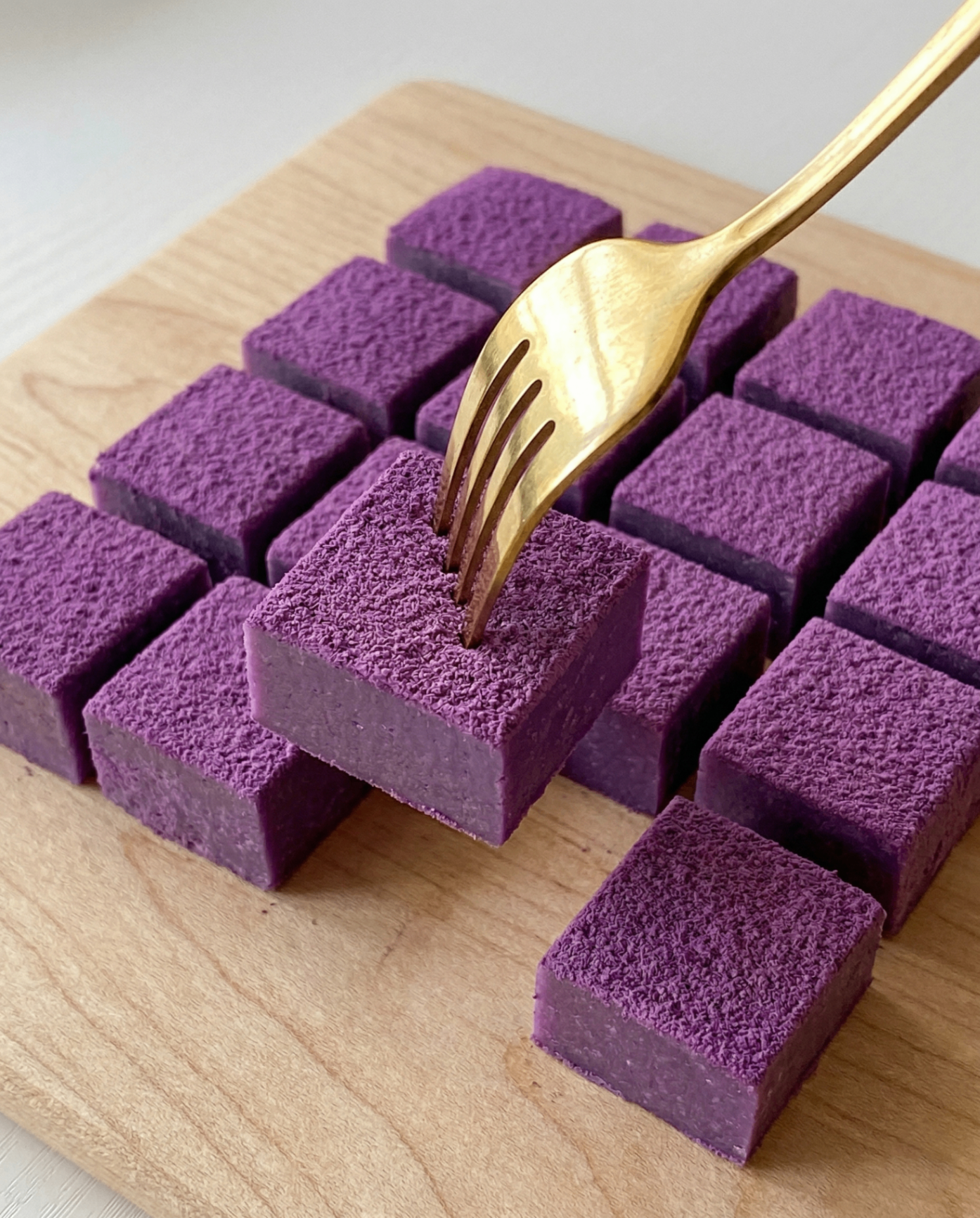 Ube Fudge Bites mit weißer Schokolade