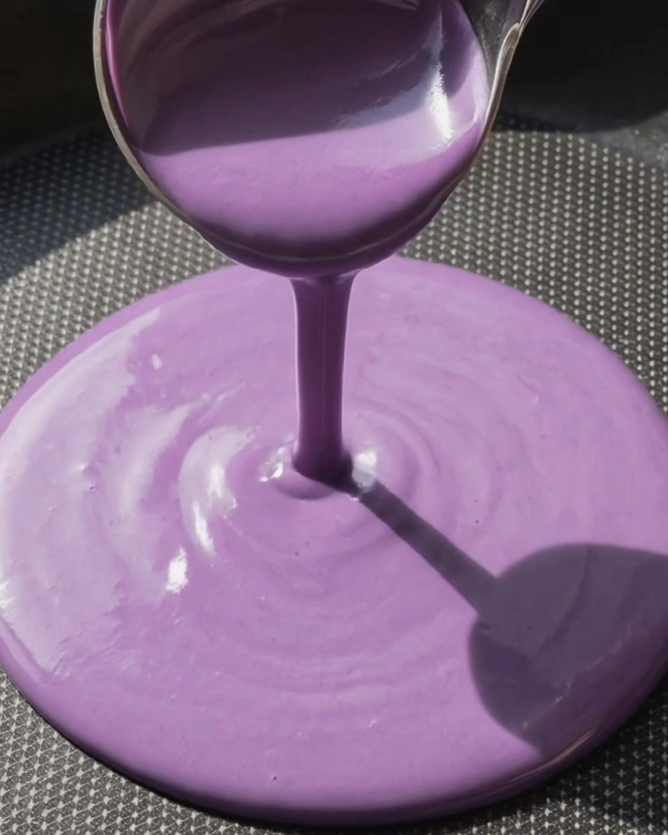 Glatter lila Ube-Crêpe-Teig für Dadar Gulung in einer Rührschüssel, hergestellt mit UBE NOLIA Ube-Pulver