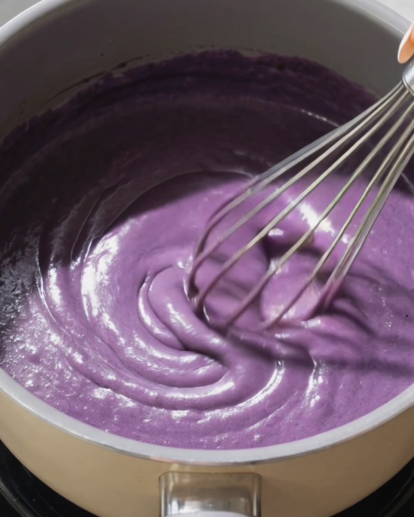 Fertige dicke, glänzende lila Ube Halaya-Cremefüllung für Ube Dadar Gulung Crêpes