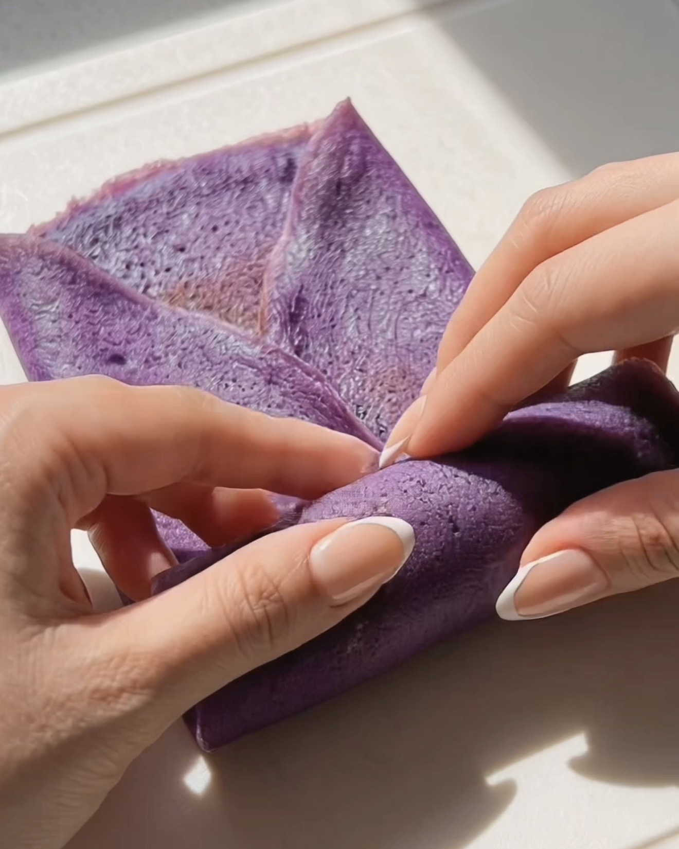 Ube Dadar Gulung Crêpe im Umschlag-Stil um lila Ube Halaya-Füllung rollen