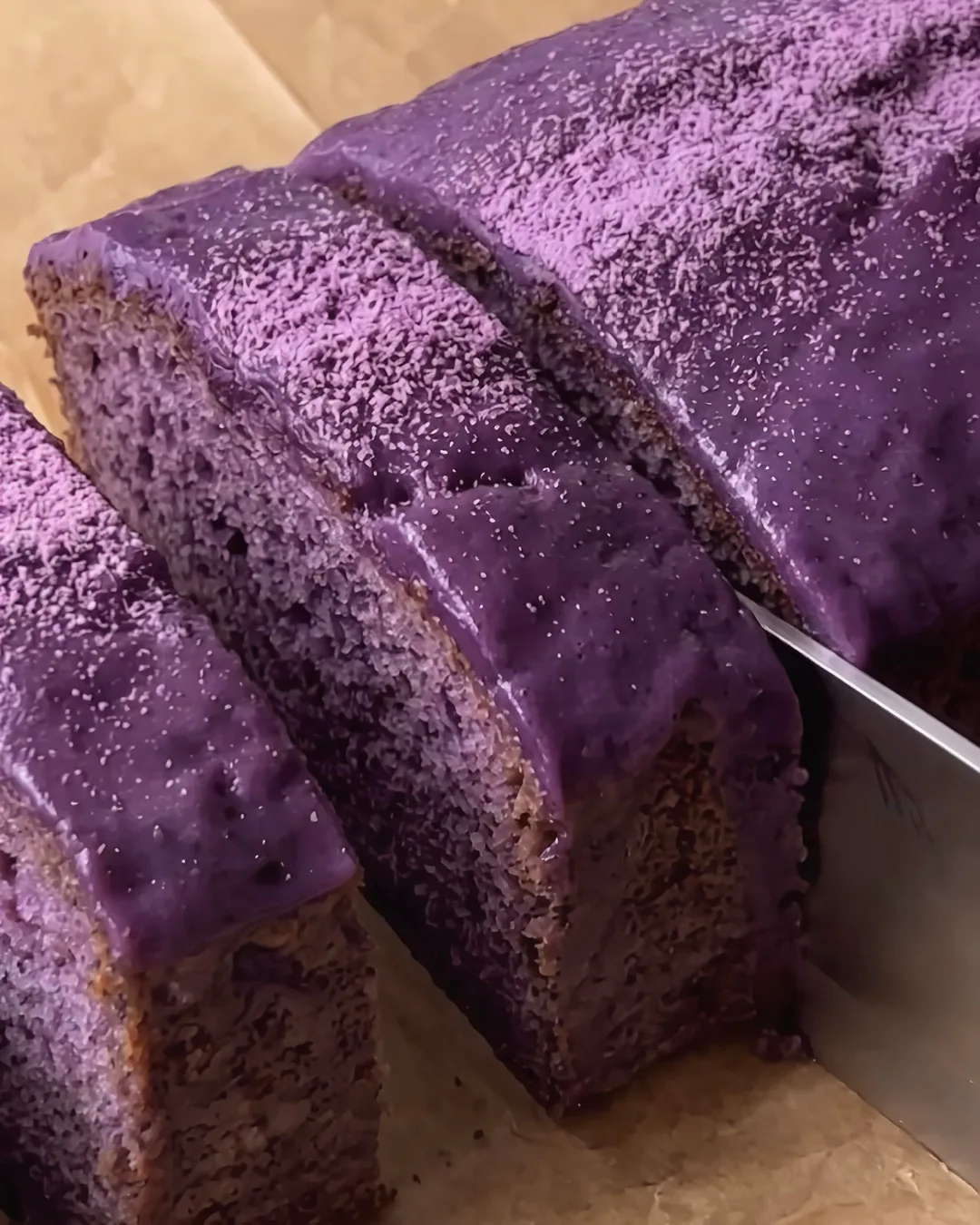 Angeschnittener Ube-Banana Bread Kuchen mit glänzender Ube-Glasur | Ube Nolia
