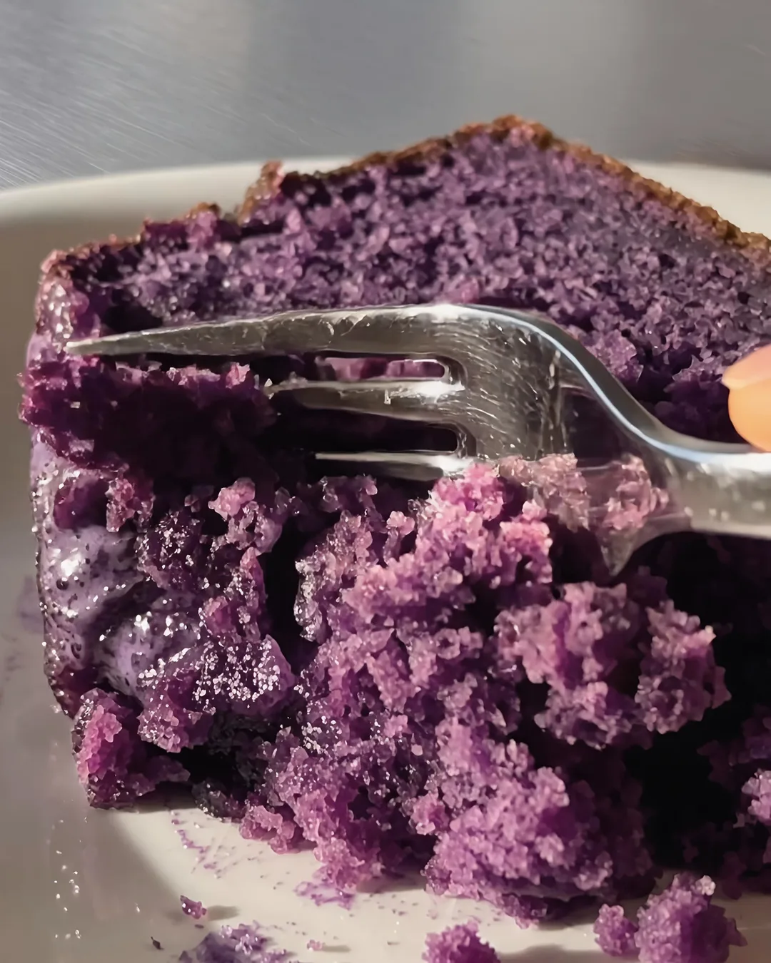 Gabel schneidet in eine saftige Scheibe Ube-Banana Bread | Ube Nolia