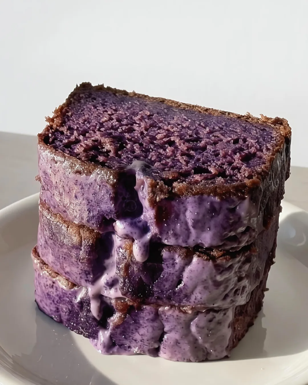 Super-saftiges Ube Banana Bread mit violetter Ube-Glasur