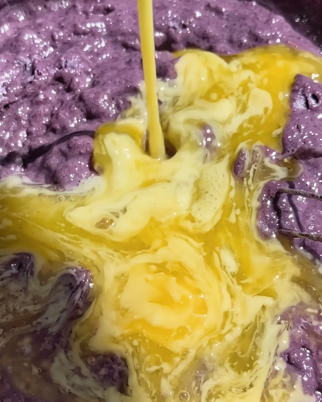 Eier in den violetten Ube-Banana Bread-Teig geben | Ube Nolia