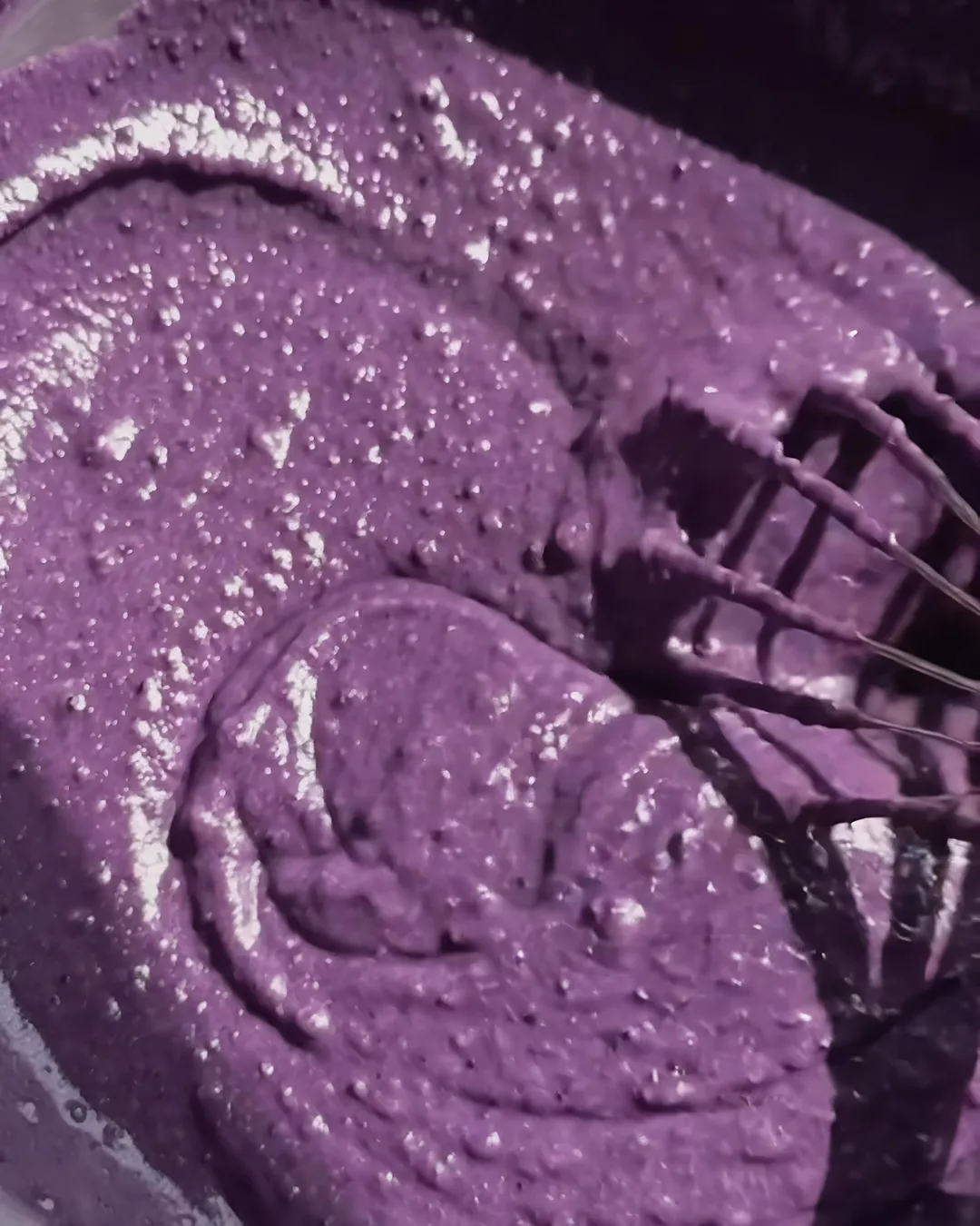 Glatter violetter Ube-Banana Bread-Teig bereit zum Backen | Ube Nolia