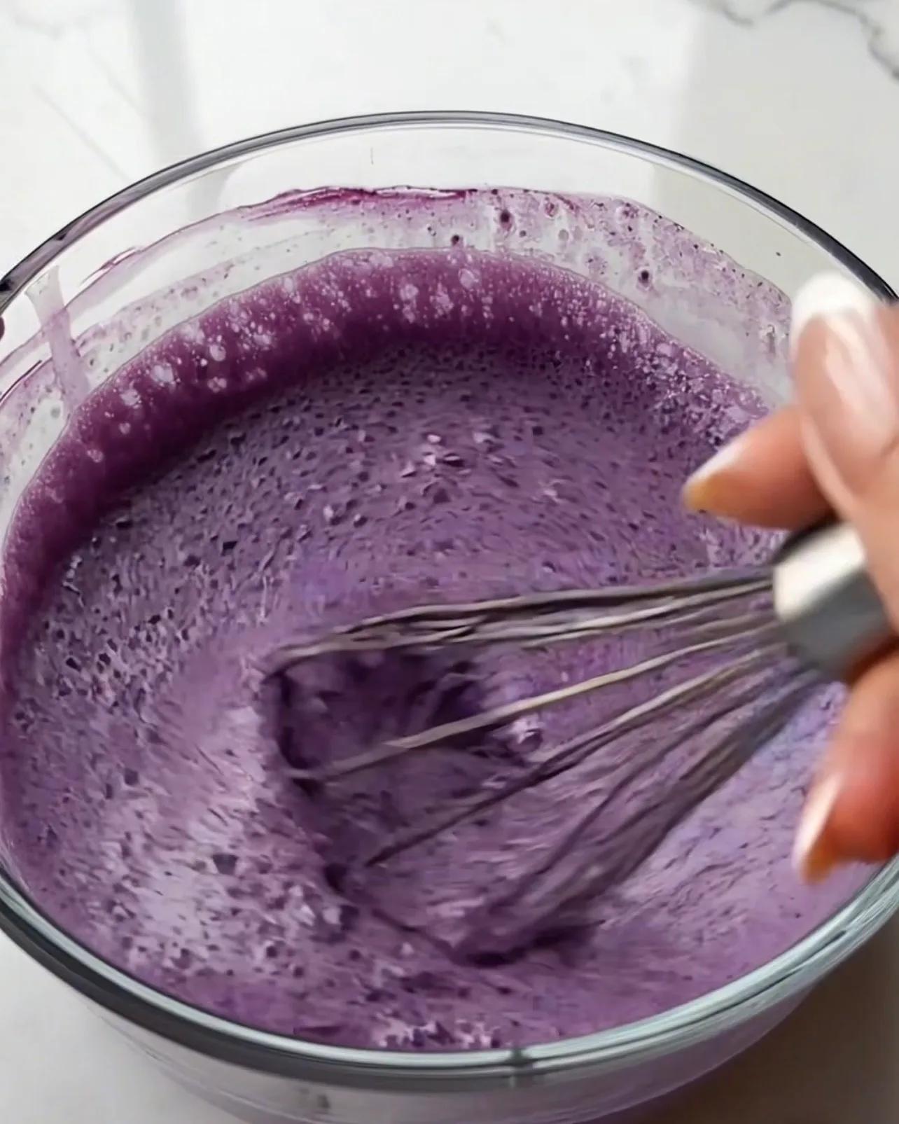 Der beste Ube Chia Pudding – Ube Chia Pudding Rezept Schritt 2 verquirlte lila Mischung mit Ube-Pulver | Ube Nolia