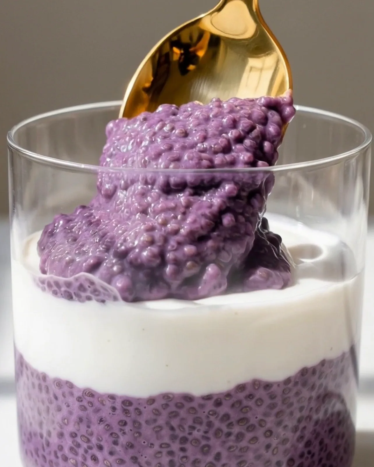 Der beste Ube Chia Pudding – Ube Chia Pudding Rezept Schritt 3 Löffel Pudding über Joghurtschichten | Ube Nolia