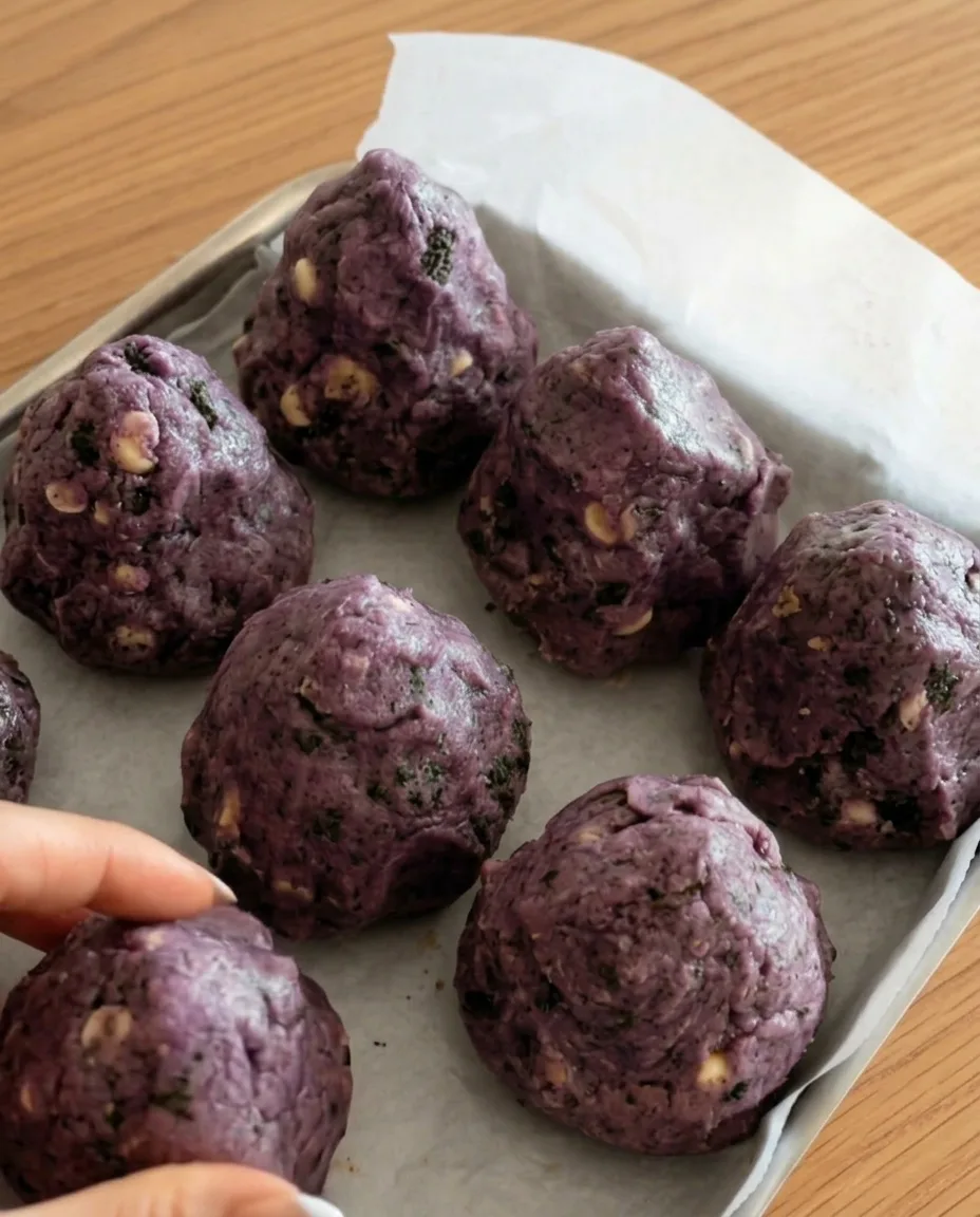 Lila Ube Oreo Cookie Teigkugeln auf Backpapier bereit zum Einfrieren für klobige New York Style Cookies