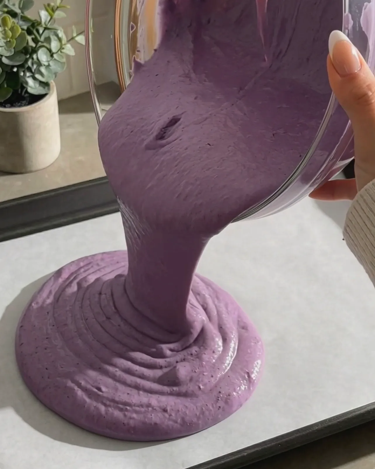 Lebhaft lila Ube-Chiffonkuchenteig auf ein mit Backpapier ausgelegtes Backblech gießen von UBE NOLIA